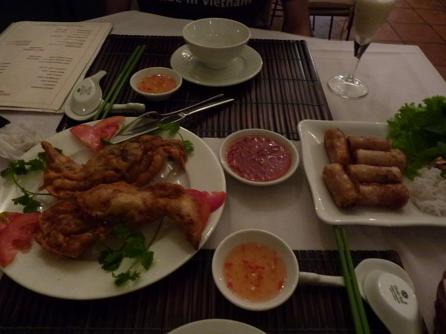 注文は、念願のソフトシェルクラブ。<br />良く揚っていて、ほのかにハーブの香りのする衣が本当に美味しかった〜。<br />それに揚げ春巻き。<br />牛肉の炒めも良いお味〜。<br /><br />ここで、またご飯を食べ始めると雷雨〜！<br />でも、時間もお昼を外れていたので予約もなしに入れて、そしてゆっくり出来て、今回最後の食事がステキな物になりました♪<br /><br /><br /><br /><br />