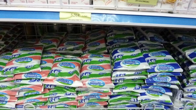 時間の許す限りスーパーで遊びます。<br /><br />牛乳パックがぺっちゃんこ。<br />等と喜んでいる内に、ついにチェックアウトの時間だあ〜。<br />レイトチェックアウトにしたって、時間が足りないよう。<br /><br />チェックアウトからまた迎えの来る時間まで3時間程空きましたよ。<br />ホテルに荷物を預かってもらって、また放し飼いに。<br /><br />しつこく時間までドンコイを歩き回りました。<br />心残りはないかな〜。<br />買い忘れはないかな〜。