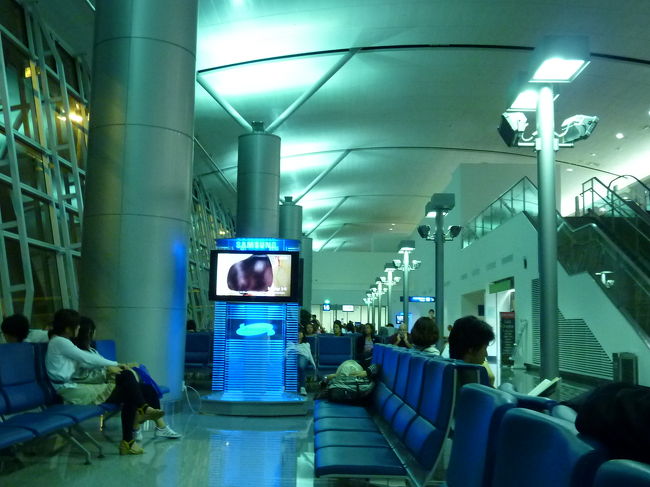 ちょっと早めにホテルへ戻り、パイナップルジュースとグアバジュースを注文して、寛ぐ。<br />あ〜、フレッシュジュースが沁み込む〜。<br /><br />そうこうしている内にお迎えが来て〜<br /><br />あっという間に空港へ着いちゃいました。<br /><br />空港にも売店が数箇所あります。<br /><br />お腹は空いてないから、フォーは食べられないや。<br />ココナッツデニッシュだけ買って、機内で食べる事にします。