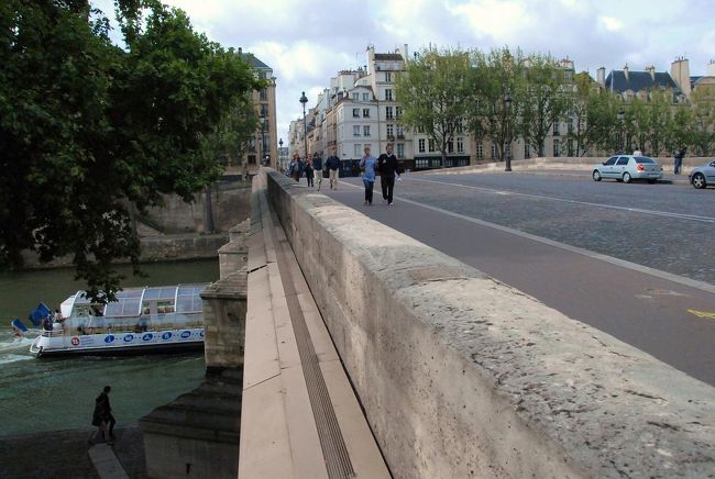 橋には大した装飾は無いが気品を秘めたシックな橋で、それが周辺の<br />上品なたたずまいと調和している。<br /> <br />