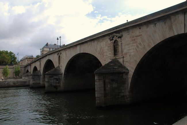 ５径間の石造アーチ橋だが、ひとつひとつのアーチが異なることが<br /> 特徴である。<br /> <br />