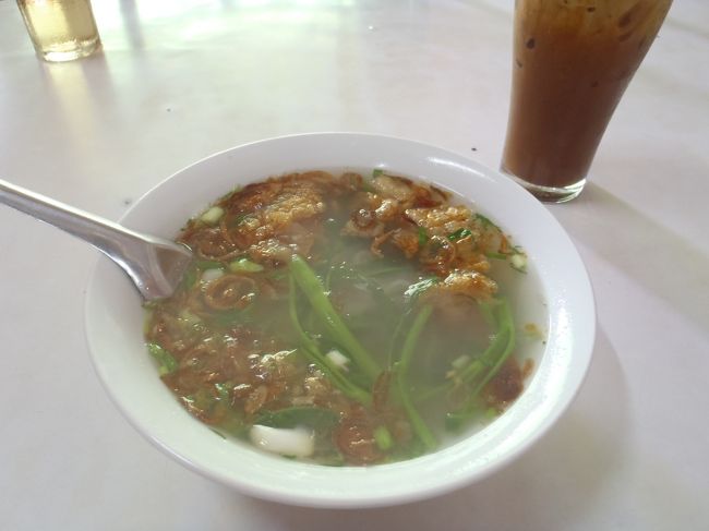 13:00くらいに遅めの朝昼ご飯。<br />名前わかんないけど、おいしかった♪<br />フォーの上に、カリカリのチキンが載ってるかんじ。<br /><br />ベトナム料理もいっぱいありました。
