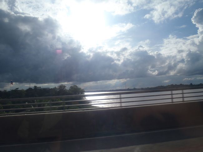 ラオス側のイミグレを通過して、バスでタイ側のイミグレに移動します。<br />メコン側が見えるー。