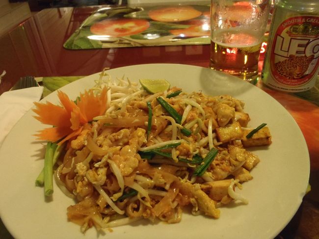 予約したホテル名を書いた紙を無くしてしまい、携帯でHotmailを確認したんだけど、宿代よりパケ代のほうが高くなったと思う。。。<br /><br />やっとついたホテルで、大好きなバッタイ♪<br /><br />明日からはタオ島〜！！！