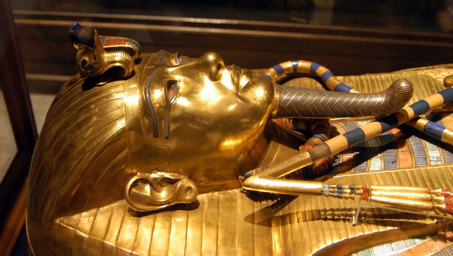 ツタンカーメンの黄金のマスクはマトリョーシカのようです。