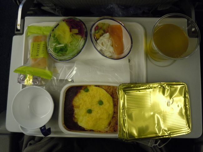 乗ってすぐくらいに朝食・・・なのかな？　あ　夕食？？？<br /><br />たいめいけんのオムライスと<br />札幌のなんとかっていうお店のカレーライスの2択。<br /><br />味は・・・う〜ん・・・・・・<br />たいめいけんとかいうから期待しちゃったのがいけなかったなぁ<br />これならたいめいけんとか書かない方がいいかも。<br />もしくは折角たいめいけんの名前出すんだからがんばろう。<br /><br />あとはサラダ2種（野菜のとあとはサーモンとマカロニみたいなの）と<br />デザートにパウンドケーキ。