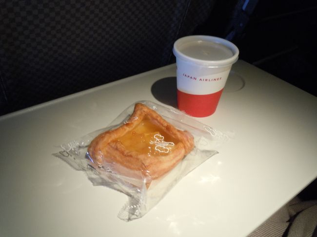 長時間のフライトが苦ではないタイプなので気ままに過ごす。<br />トイレが近かったのを良いことにしょっちゅう散歩してた。<br /><br />アリスインワンダーランド見て〜<br />寝て〜<br />レイトン教授見て〜<br />寝て〜<br />ボーンズ見て〜<br />寝て〜<br />相棒見て〜<br />寝て〜<br />黄金伝説見て〜（←）<br />寝ｔ（エンドレス）<br /><br />そうこうしている間に菓子パン配布。<br />デニッシュ生地の中にさくさく感が残るりんご入り。