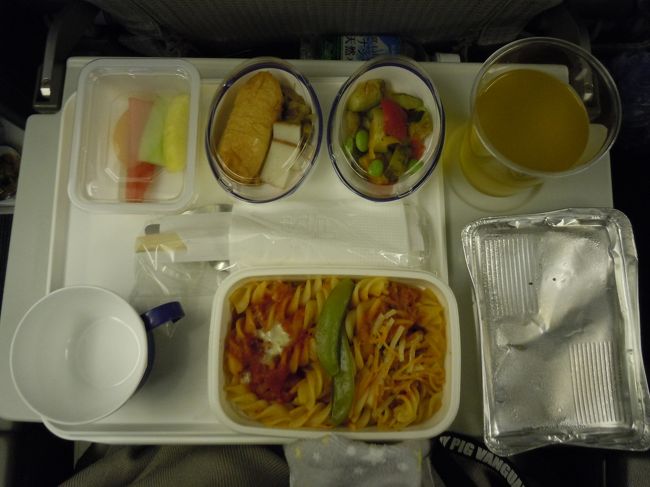 機内最後の食事。<br />トマト味のパスタにおいなりさん（←）にラタトゥイユにフルーツ。<br /><br />おいなりさんの位置づけがわからない。<br /><br />笑。<br /><br />フルーツは苦手なメロンが入っていたのでそのまま母上に進呈。<br /><br />JALの機内食は美味しいって感じはしなかったなぁ・・・<br />ちょっと残念。