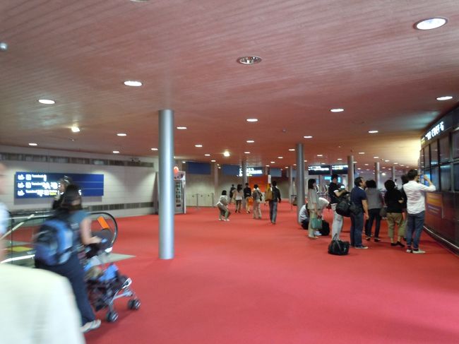 シャルル・ド・ゴール国際空港到着〜！！<br /><br />時差はサマータイムで6時間。<br /><br />荷物はみんなまとめて取って来てくれた。<br />しらなかったけどポーター付（？）のツアーだった模様。<br /><br />ここではじめて一緒にツアーをまわる方々とご対面。<br />ご夫婦4組と母娘2組の計12名。<br /><br />9日間よろしくお願い致します！