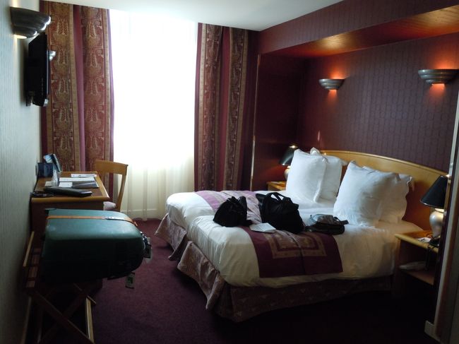 外観撮り忘れちゃったので部屋写真。<br />ちょっとしたキッチンがあったので長期滞在向きかも。<br /><br />トランクも開けられるくらいの広さ。