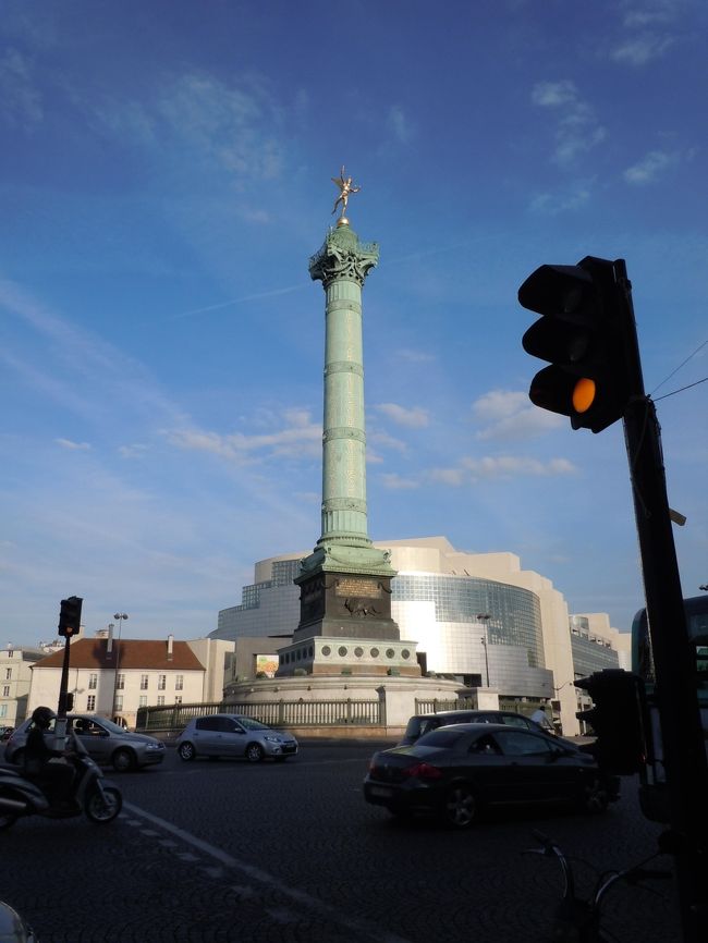 バスティーユ広場が徒歩圏内だったので夕飯買出しも兼ねて外出。<br /><br />バスティーユはおさえとかないと！！<br /><br />母上とふたり<br />「バスティーユに白旗が〜っ！！」「オスカルさまが・・・(T_T)」<br />と、感慨深い気持ちに・・・・・・