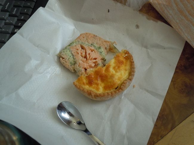 夕飯〜<br /><br />ホテル近くのお惣菜屋さん（？）でサーモンのパテとキッシュを購入。<br /><br />身振り手振りでがんばりました。<br />でももっとがんばってくれたのはお店のおばさん・・・<br />一生懸命、わたしのボディランゲージを読み解いてくれました。<br /><br />こんなときはフランス語、否、せめて英語話せたらな〜って思うんだけど<br />そんな情熱すぐわすれちゃう成長のないわたし。<br /><br />両方ともすっごく美味しかった！　もっと色々買えばよかった！！