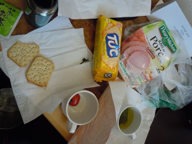 お惣菜屋さんに行くまえに寄ったスーパーで仕入れたもろもろ。<br />スーパーというより個人商店って感じだった。<br /><br />こちらのおじさんもやさしかった。<br /><br />ハムとトマトとクラッカーを買いました。<br />これらもなかなか美味でした。<br /><br />そんな感じで初日終了〜