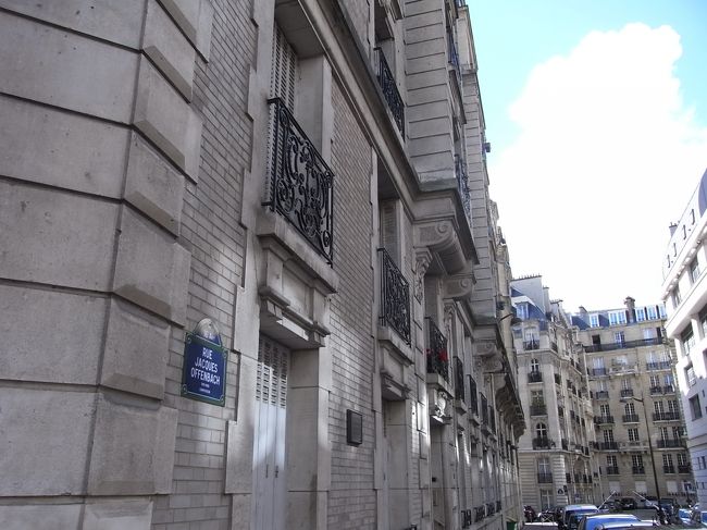 で？どこ行けばいいんでしょう？<br />右を見ても、<br />左を見ても、<br />狭い路地と高い建物があるばかり。<br />どっち行ったらいいのかわかりません。<br />人通りも少ないし。。。。