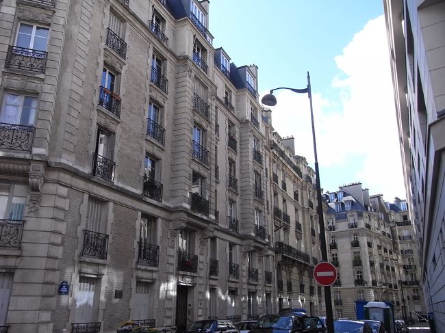 地図は持ってますが、<br />駅の位置があまり正確に書かれてません。<br />目的地の公園は駅の北西の方角、のはず。<br />駅から北か西かどちらかにいけば大きな通りがあって、<br />あとは通り沿いに歩けば公園にたどり着ける、はず。<br />なんですけどね。<br />そこで、きっとこっちだろう、エイヤっと歩き始めたら<br />南に行っちゃうのが私なんですよねー（−−；