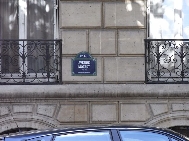 あっち行って<br />こっち行って<br />ぐるっとまわって<br />モーツァルト通りに出ました。<br />ああ、やっと現在地がわかった。