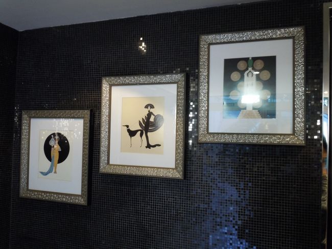 本日の宿泊は<br />LES JARDINS DU MARAIS（ル　ジャルダン　ドゥ　マレ）<br />→　http://www.lesjardinsdumarais.com/jp/index.php<br /><br />こじんまりとしたキレイなホテル。<br />建物ひとつひとつに画家の名前がついてるんだけど<br />画家の名前そっちのけで<br />何故か全館、至るところにエルテの複製が飾ってあったり<br />エルテ風（わたしのしらないエルテ作品なのかも・・・）の壁画とかが<br />描いてあったりとコンセプトがよくわからない〜<br /><br />フロントに日本の従業員の方がいらしたので聞きたかったんだけど<br />聞きそびれてしまった。<br /><br />帰国してからサイト見てみたんだけど、<br />日本語サイトではコンセプトとかない気がする〜<br />エルテ好きなだけに気になる〜