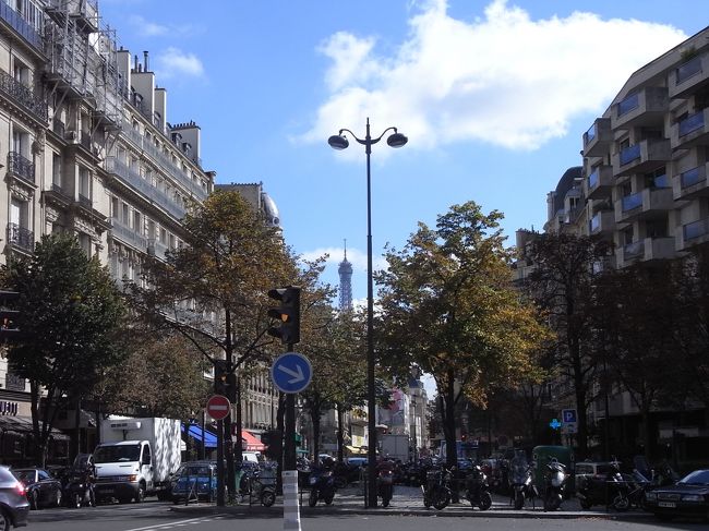 このあたりはパッシー地区と呼ばれる住宅街です。<br />お洒落なブティック、<br />ケーキ・チョコレート屋さんなどがあって<br />道行く人も観光客という感じではなく<br />落ち着いた雰囲気です。<br /><br />遠くにエッフェル塔が見えました。<br />エッフェル塔があっちってことは。。。