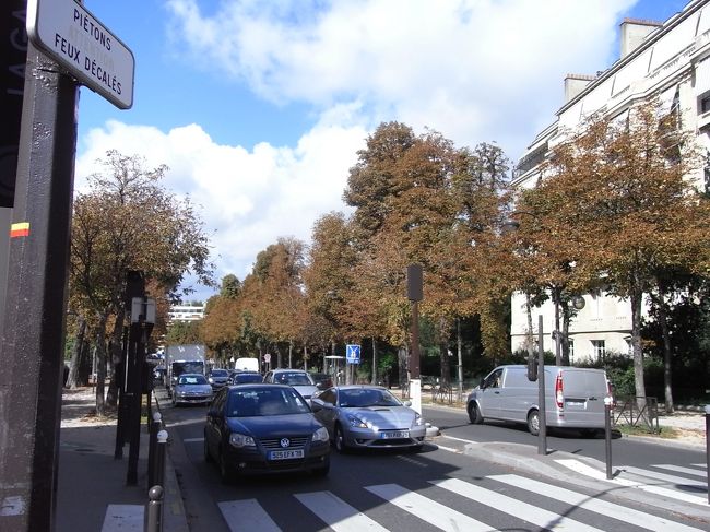 広い道がそのまま<br />公園の中まで続いています。