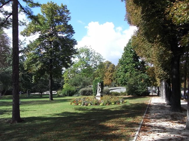 Jardin du Ranelagh （じゃーだん・どぅ・らぬらぐ）<br />という公園です。<br /><br />