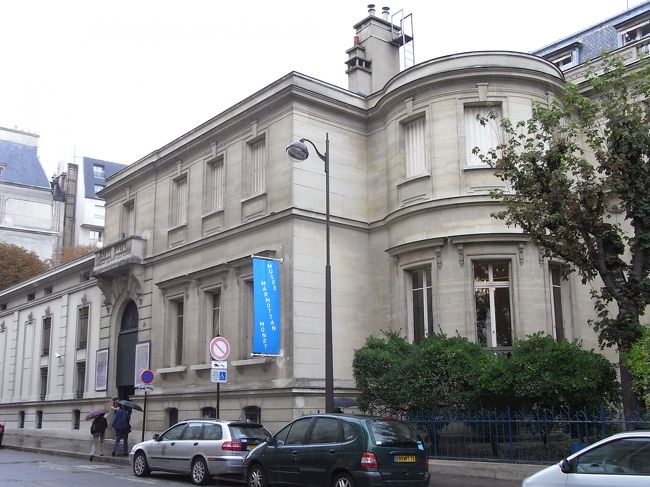 もとは貴族の館だそうです。<br />建物も内装も素敵です。<br /><br />家具や調度品とともに肖像画などが飾られた１階、<br />Enluminure（中世の彩色装飾）のコレクションが圧巻な<br />２階、そして、<br />モネの絵が展示されている地下の落ち着いた展示室<br />があります。