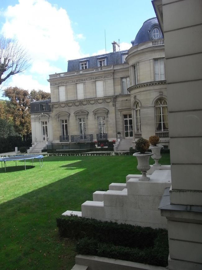 モネは晩年になると視力が低下して<br />目がほとんど見えなくなってしまったそうで、<br />描く絵が抽象画のようになってきます。<br /><br />隣にポロックの絵が並べてあったのですが<br />絵具を流しただけ？のポロックの絵と比べても<br />違和感が無いくらいにまるで抽象画。<br />