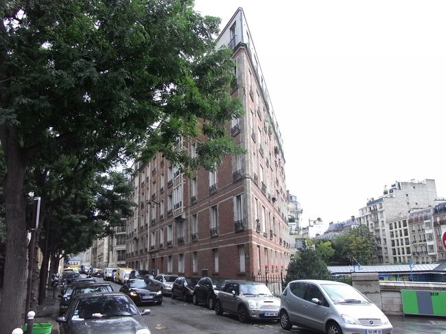 おおー！家の壁が鋭角です！<br />荻須高徳「線路沿いの家」みたい。<br /><br />帰国してから画集を確認してみましたら、<br />オギスの絵のモデルになった場所は<br />北駅の近くで、ここではないようです。<br />パリではありふれた光景なのでしょうか。