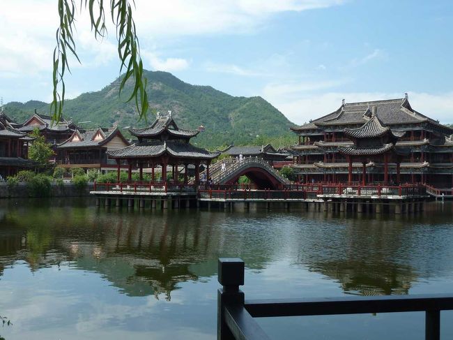 横店影視城、清明上河図<br /><br />清明上河図は北宋時代の街並みを有名な絵に基づいて作りあげたもの。<br />水辺の景色は豪華絢爛で撮影のために作られたものだとわかっていても、感心して写真を取りまくります。<br />　<br /><br />http://blog.livedoor.jp/qz2010il/archives/1144598.html<br />　<br /><br />