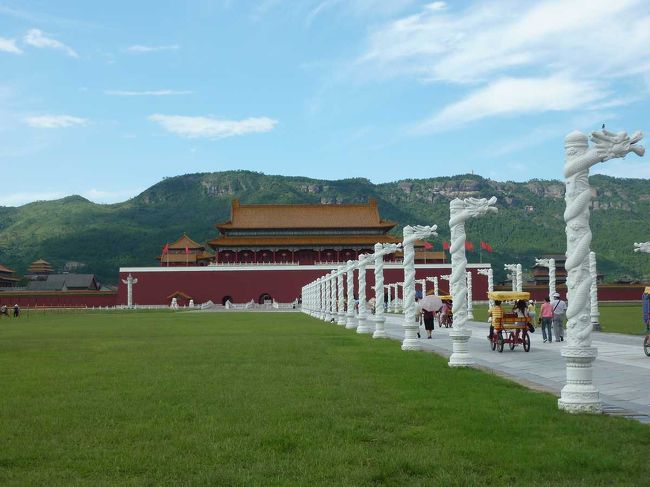 横店影視城、明清宮の天安門<br />　<br />ここは北京の紫禁城（故宮）の明から清の時代の様子を再現しており、広大な敷地に大きな建物で、なかなか見栄えします。<br />この写真は現在の天安門広場になっている場所。中心の道路などは現在は無くなっている。もちろん毛沢東の肖像もありません（あはは、あたりまえだ）。<br /><br />http://blog.livedoor.jp/qz2010il/archives/1144600.html<br />　<br /><br /><br />