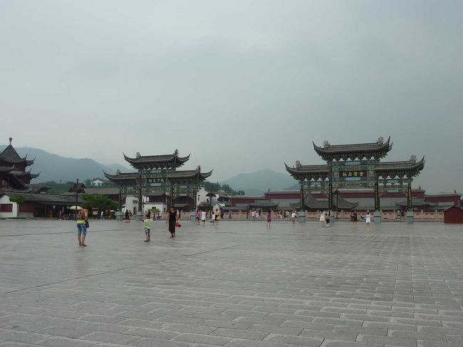 横店影視城、明清民居博覧城<br />ここは各種の民家を集めたもの。実際に使われていた民家を移設したものと、映画用に作られたものと、が混在し、虚実入り混じっている。<br /><br />　<br />http://blog.livedoor.jp/qz2010il/archives/1144601.html<br />　<br />