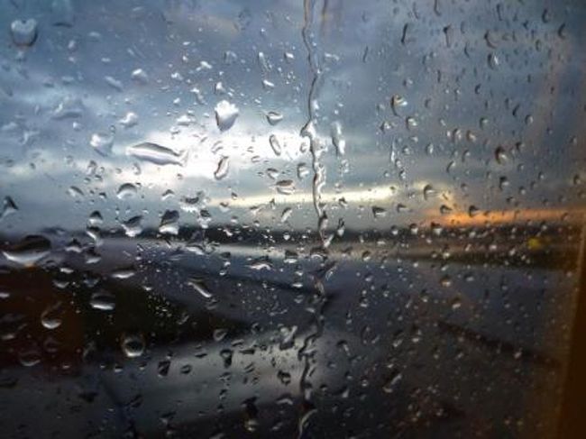 雨の滑走路。<br />遠くに夕焼けが。<br /><br />香港は晴れていますように…