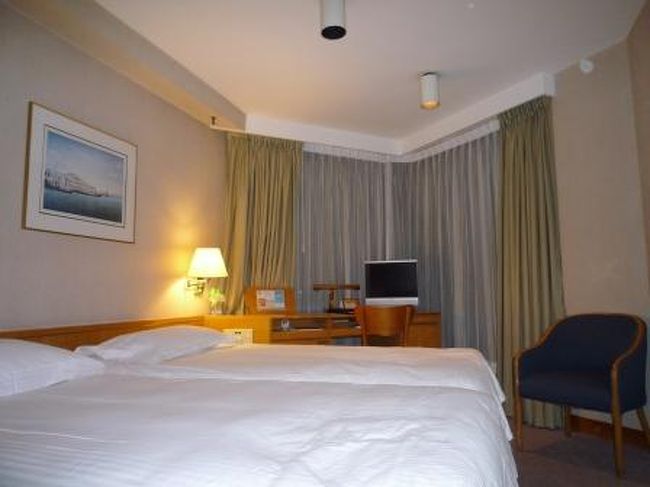 今回の宿泊先は『ＴＨＥ　ＫＯＷＬＯＯＮ　ＨＯＴＥＬ』<br /><br />九龍半島・尖沙咀に位置する立地最高なスタンダードホテル。<br />地下鉄駅直結で超便利！！<br />