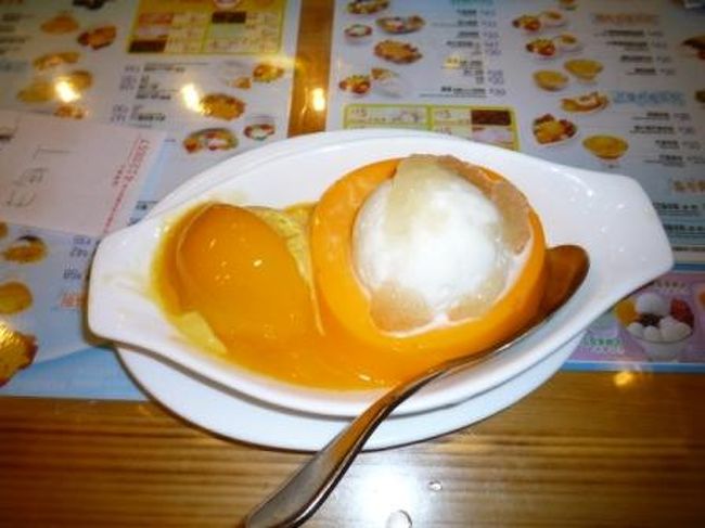 夜着だからと言って、怯んでる場合じゃなーい！！<br />早速荷物を置いて街中へＧＯ！！<br /><br />リサーチしておいた『許留山』へ。<br />スターフェリー乗場近くの店舗は、遅くまで空いてるからＰＭ着でも間に合うよ。<br />マンゴープリンに生マンゴー＆マンゴーピューレ＆マンゴーアイス。<br />＋ココナッツアイスにツバメの巣！<br />これでもか！って感じのマンゴー尽くしで大満足♪