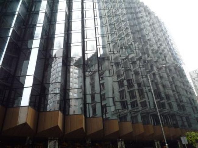 ☆☆　２日目　☆☆<br /><br />本日はツアーに無料で付いていた市内観光へＧＯ！<br />の前に朝食朝食。<br /><br />ホテルの外観。<br />あの凸凹した窓の形はこれね〜。