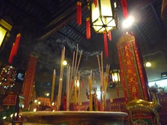 大きなお線香でお参りします。