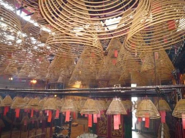 天井からは、大きな渦巻状のお線香が。<br />神様に願いが届くまでに煙を絶やさない為、渦巻状に大きいのだとか。