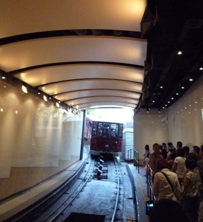 次は、『ピークトラム』の乗車！<br /><br />ビクトリアピークへと続く、香港で最も古い公共交通。<br />最大２３度の急勾配の場所アリ。