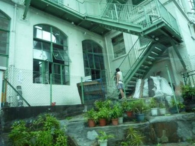 近くのビルすれすれ。