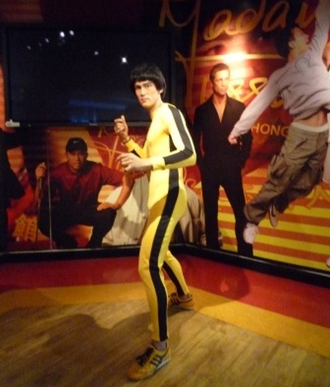 駅ビルにはお土産物屋さんがズラリの中、一際目立ったのはこの人！！<br />ココリコ田中ならぬ、ブルースリー！？<br />蝋人形の館があるらしい。