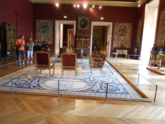 ナポレオン皇帝が使っていた品々と言うことです。<br />絵画以外にも、思わず立ち止まってしまう場面も、<br />いかんいかん！こんな事では野宿ならぬ館宿になってしまう！