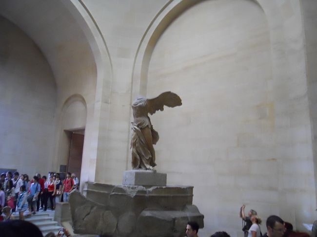 ニケちゃんも今日は館内の岐路という事で遭遇しますがシュリー翼とドゥノン翼の間、踊り場みたいな場所なんでことさら人が多い！<br />オイラのイメージだと夕方の東京渋谷ハチ公前の人だかりを連想します。