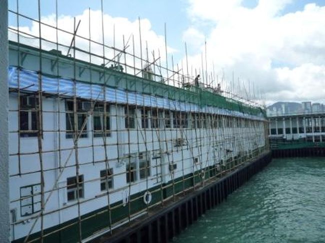 何やら改装中。<br />よーく見て！足場が竹だよ…こわっ！