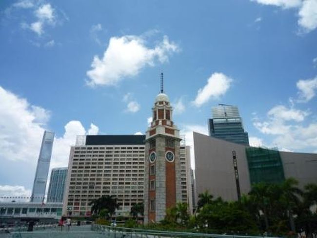 時計台。<br /><br />九龍と広州を結ぶ九広鉄道の九龍駅があり、時計台はその名残。<br />昔はこの鉄道、シベリア鉄道を経由してロンドンまで続いてたんだって！！<br />スゴイ！