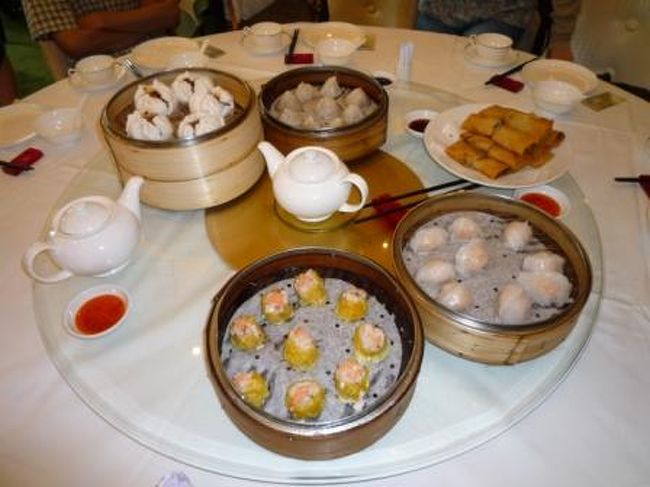 じゃ、じゃーん！<br />無料の飲茶にしては豪華じゃん！<br /><br />何となくギクシャク。。<br />それもそのはず、同じツアー客とは言え見ず知らずの方々とご一緒…<br />でも、そこは日本人。当たらず触らずでクリア。<br /><br />お味はまぁまぁかな。