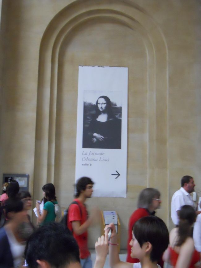 モナリザも案内あるあたりからすでに混雑。情報によると小品なのに柵があつて近寄れない、じっくり観ること出来ない。<br />人の頭越しにのぞくと、祇園祭りのクライマックスみたいな感じでエライ事になってる。<br />そこで考えるオイラ。観た！と言う実績残したくて来た訳じゃない。何十分もかかるならダビちゃんには申し訳ないけど、他の作品一枚でも多く観たほうがオイラの頭は喜ぶ筈。そう考えてパスしました。そうとうヘンなオヤジですがオイラはオイラ！<br />後悔しません。