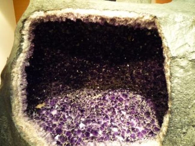 食後は、ツアーでお決まりのお土産物屋さんに連れてかれる…<br />これがあるからツアーってやーよね。。<br />でも、これがあるから市内観光追加タダなんて事が実現するんだけどね。。<br />しかも、ご飯まで食べさせてもらって。。<br /><br />宝石工場のアメジスト！<br />パワーありそうだから、写真撮ってみたよ。