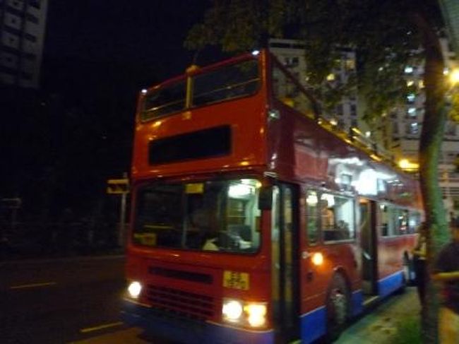 はい、気を取り直して夜景鑑賞へ。<br />今回は『オープントップバスツアー』をチョイス！<br /><br />屋根なし２階建てバスでネイザンロードを激走！！