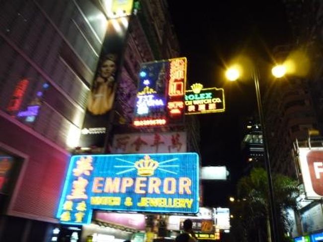 出た出た！<br />道に飛び出した看板達！