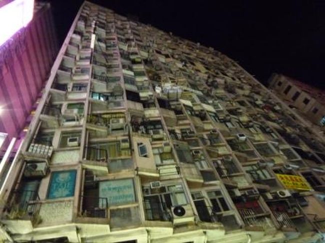 そんなギラギラ看板の上は、普通のマンション。<br />ここから洗濯物が落ちてきて、看板に引っかかってることもあるんだって。