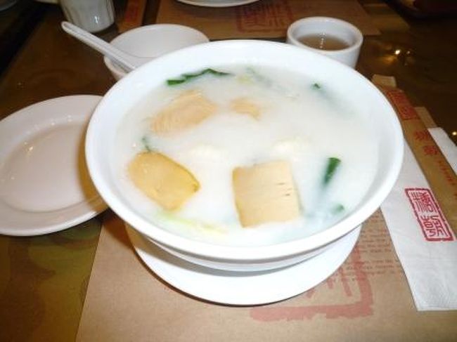 折角来たんだからと奮発して“あわびとほたてのお粥”<br /><br />めちゃウマッ！！！<br />優しい味。<br />具もたっぷり入ってて、満足満足。